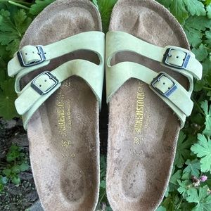 EUC! Birkenstock Ibiza Leather Sandals in Color Olive - Size EU 39 or Women’s 8